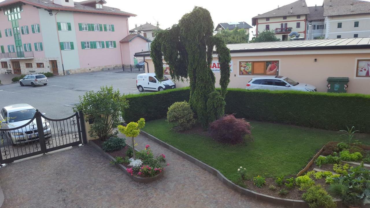 Casa Vacanze Paola Romeno Exteriör bild