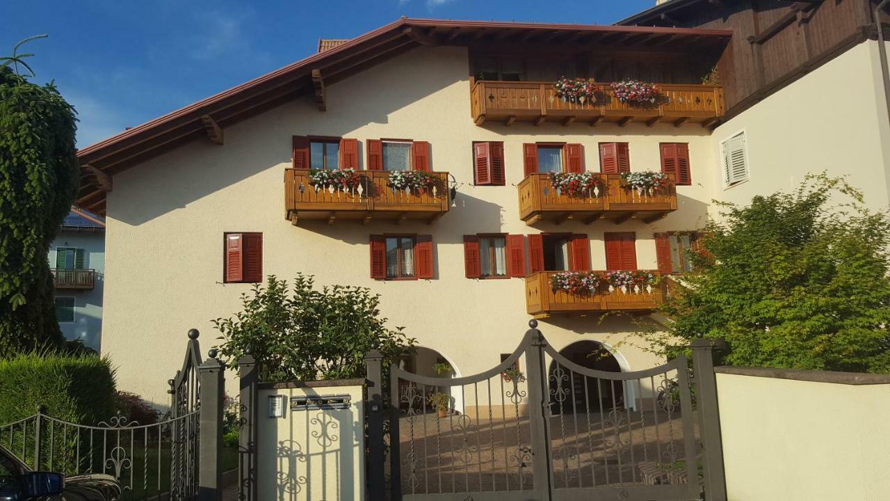 Casa Vacanze Paola Romeno Exteriör bild